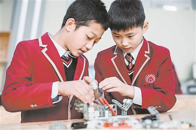 潍坊高新区凤凰学校七年级学生课后自主进行机器人创意搭建。王龙 摄