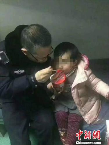 图为西宁市公安局城西分局胜利路派出所值班民警照顾走失女童。钟欣 摄