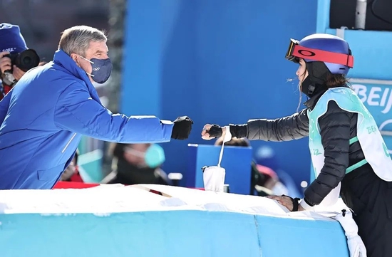2022年2月8日，北京，2022北京冬奥会自由式滑雪女子大跳台决赛，谷爱凌与托马斯·巴赫击拳。图据视觉中国