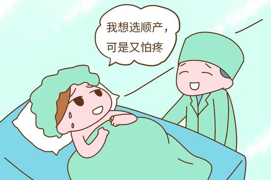 妻子扛着大肚子走得小心翼翼,丈夫在一旁边走边玩手机.