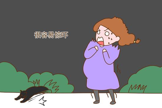 晚上光线暗，对突然情况注意不到