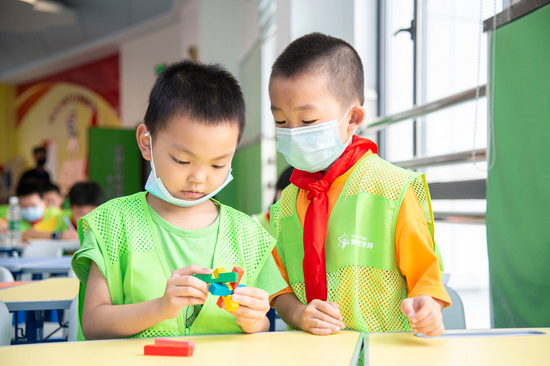 7月5日，孩子们在武汉市秦园路社区托管室上课。新华社发（伍志尊 摄）