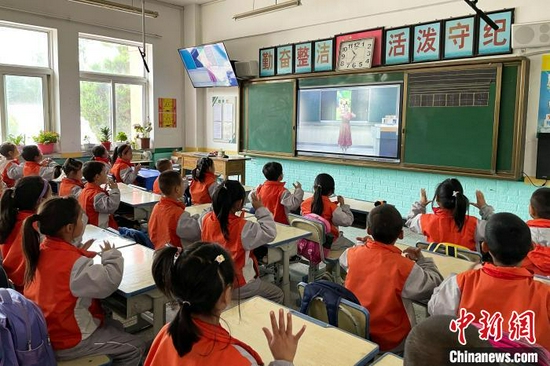 白面民族小学二年级学生的音乐课堂，由银川市兴庆区十八小老师通过屏幕进行授课。　李佩珊　摄