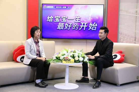 （左一）首都儿科研究所保健科主任医师：张建娜