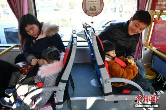 资料图：公交车上配备的安全座椅 中新社记者 翟羽佳 摄