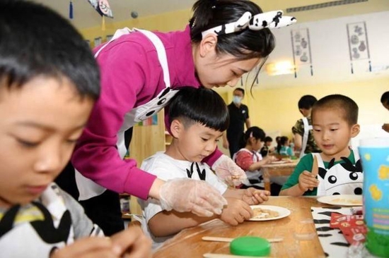 北京理工大学幼儿园，幼儿们正在感受牛奶世界的神奇魔法