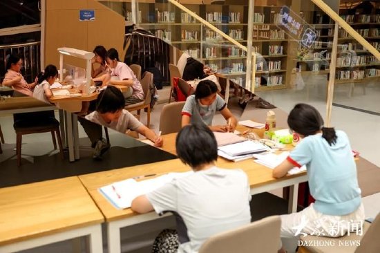 图书馆“放娃”暴露暑期儿童看护难问题