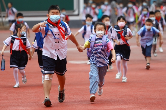 9月1日，安徽省淮北市第三实验小学，学生们陆续进入校园。视觉中国供图