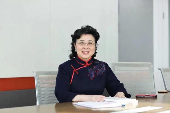 全国政协委员、上海市女企业家协会副会长冯丹龙