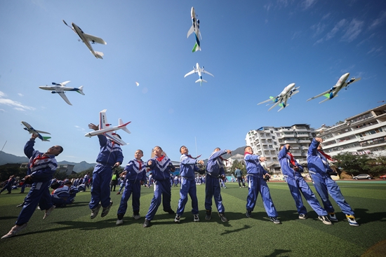 2021年11月10日，在贵州省丹寨县城关第一小学的校园艺术节上，小学生在参加飞机航模表演。新学期以来，丹寨县各中小学校积极落实“双减”政策，结合学生的兴趣爱好，充分利用课后服务时间成立各种校园艺术社团，开展内容丰富、形式多样的课外活动。视觉中国供图（资料图片）