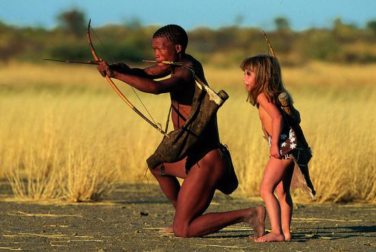 和野生动物朋友亲密相处的蒂皮