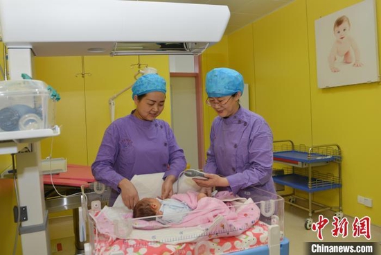 图为青海省人民医院医护人员看护婴儿。（资料图） 孙莹 摄