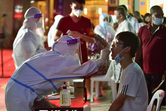 9月12日，在莆田市仙游县洪桥社区街道，市民接受核酸检测采样。 新华社 图