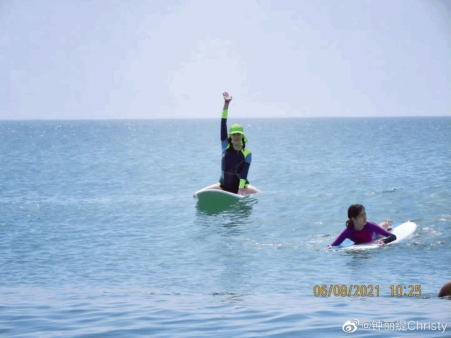 同济校花置身麦田神情陶醉