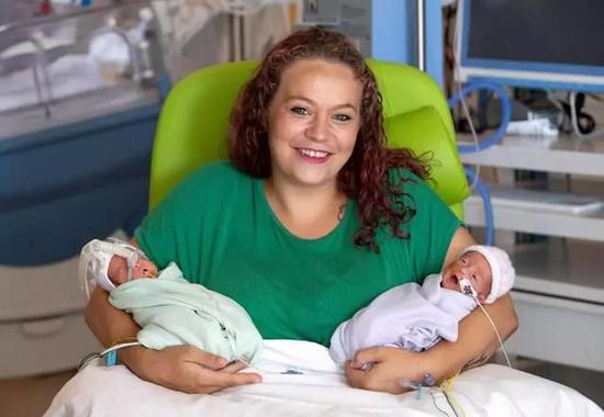 英国龙凤胎出生隔了12天创下当地纪录