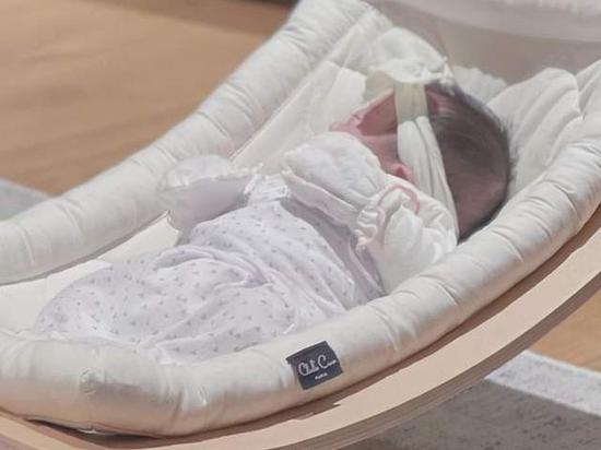 婴儿包襁褓侧睡图片图片