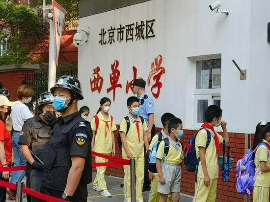 9月1日一早，民警来到西单小学门口执勤，确保学生们顺利安全进入学校。北京市公安局供图