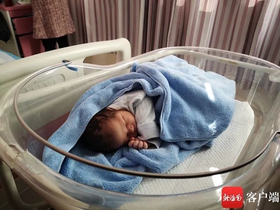 资料图：2021年1月1日凌晨2点29分，海南省妇女儿童医学中心产科迎来第一个“元旦宝宝”。记者 王洪旭 摄