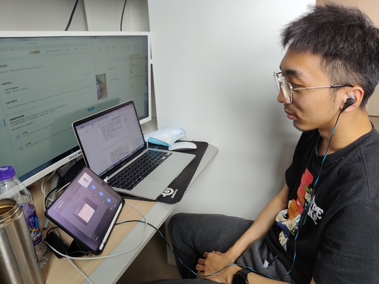 3月24日,吉林大学文学院2021级中国现当代文学专业学生刘尚京在宿舍