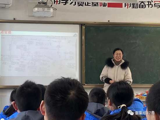 老师给学生上课。受访者供图