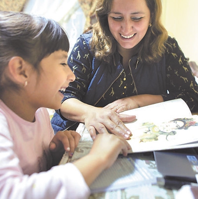 墨西哥新冠肺炎疫情防控期间，一位母亲陪伴女儿居家学习。 影像中国