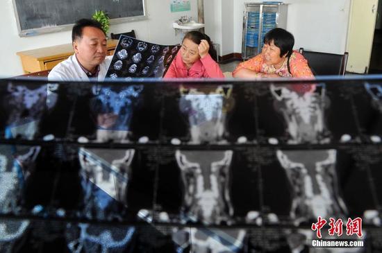 在山西省大同市南郊区马军营乡一栋回迁楼内，54岁的赵玉春将馒头嚼碎后，嘴对嘴喂到女儿口中，像哺育幼鸟一般。这样把食物嚼碎喂到女儿嘴里的动作，赵玉春与妻子李焕梅重复了15年。从弃婴到少女，这个抱养回家的脑瘫女儿就这样被一口一口喂养长大。养母患癌症割舍不下女儿。