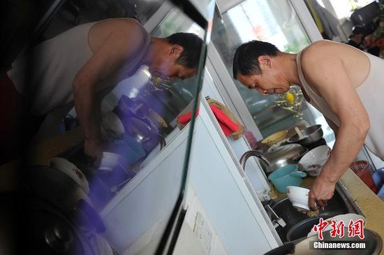 在山西省大同市南郊区马军营乡一栋回迁楼内，54岁的赵玉春将馒头嚼碎后，嘴对嘴喂到女儿口中，像哺育幼鸟一般。这样把食物嚼碎喂到女儿嘴里的动作，赵玉春与妻子李焕梅重复了15年。从弃婴到少女，这个抱养回家的脑瘫女儿就这样被一口一口喂养长大。养母患癌症割舍不下女儿。