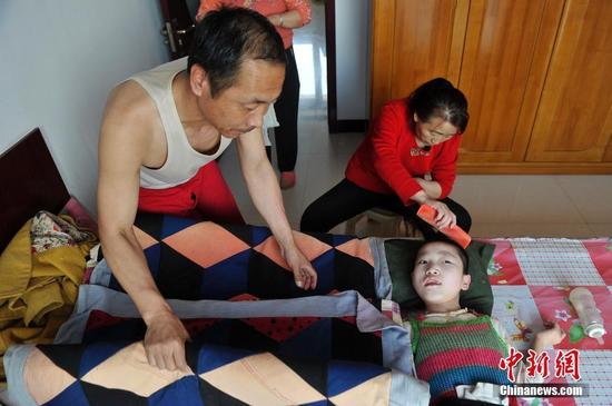 在山西省大同市南郊区马军营乡一栋回迁楼内，54岁的赵玉春将馒头嚼碎后，嘴对嘴喂到女儿口中，像哺育幼鸟一般。这样把食物嚼碎喂到女儿嘴里的动作，赵玉春与妻子李焕梅重复了15年。从弃婴到少女，这个抱养回家的脑瘫女儿就这样被一口一口喂养长大。养母患癌症割舍不下女儿。