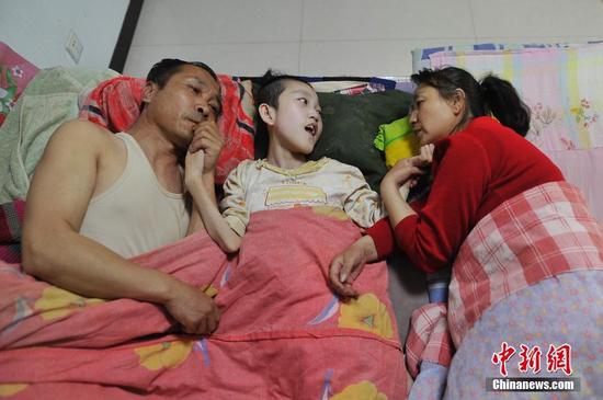 在山西省大同市南郊区马军营乡一栋回迁楼内，54岁的赵玉春将馒头嚼碎后，嘴对嘴喂到女儿口中，像哺育幼鸟一般。这样把食物嚼碎喂到女儿嘴里的动作，赵玉春与妻子李焕梅重复了15年。从弃婴到少女，这个抱养回家的脑瘫女儿就这样被一口一口喂养长大。养母患癌症割舍不下女儿。