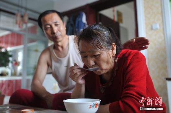 在山西省大同市南郊区马军营乡一栋回迁楼内，54岁的赵玉春将馒头嚼碎后，嘴对嘴喂到女儿口中，像哺育幼鸟一般。这样把食物嚼碎喂到女儿嘴里的动作，赵玉春与妻子李焕梅重复了15年。从弃婴到少女，这个抱养回家的脑瘫女儿就这样被一口一口喂养长大。养母患癌症割舍不下女儿。