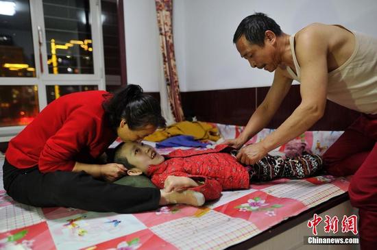 在山西省大同市南郊区马军营乡一栋回迁楼内，54岁的赵玉春将馒头嚼碎后，嘴对嘴喂到女儿口中，像哺育幼鸟一般。这样把食物嚼碎喂到女儿嘴里的动作，赵玉春与妻子李焕梅重复了15年。从弃婴到少女，这个抱养回家的脑瘫女儿就这样被一口一口喂养长大。养母患癌症割舍不下女儿。