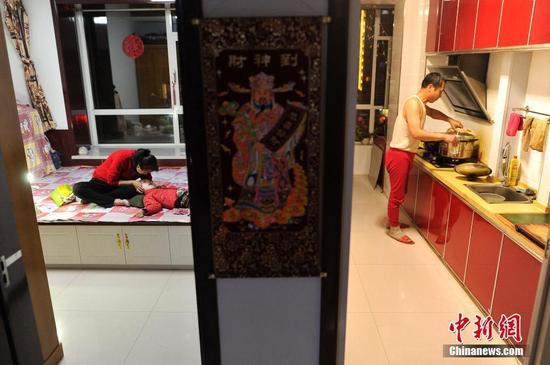 在山西省大同市南郊区马军营乡一栋回迁楼内，54岁的赵玉春将馒头嚼碎后，嘴对嘴喂到女儿口中，像哺育幼鸟一般。这样把食物嚼碎喂到女儿嘴里的动作，赵玉春与妻子李焕梅重复了15年。从弃婴到少女，这个抱养回家的脑瘫女儿就这样被一口一口喂养长大。养母患癌症割舍不下女儿。