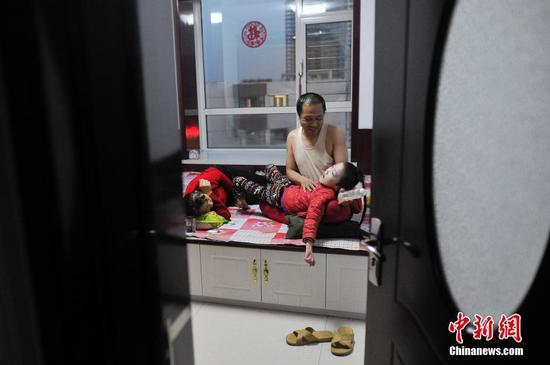 在山西省大同市南郊区马军营乡一栋回迁楼内，54岁的赵玉春将馒头嚼碎后，嘴对嘴喂到女儿口中，像哺育幼鸟一般。这样把食物嚼碎喂到女儿嘴里的动作，赵玉春与妻子李焕梅重复了15年。从弃婴到少女，这个抱养回家的脑瘫女儿就这样被一口一口喂养长大。养母患癌症割舍不下女儿。