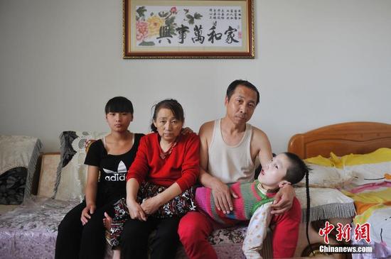 在山西省大同市南郊区马军营乡一栋回迁楼内，54岁的赵玉春将馒头嚼碎后，嘴对嘴喂到女儿口中，像哺育幼鸟一般。这样把食物嚼碎喂到女儿嘴里的动作，赵玉春与妻子李焕梅重复了15年。从弃婴到少女，这个抱养回家的脑瘫女儿就这样被一口一口喂养长大。养母患癌症割舍不下女儿。