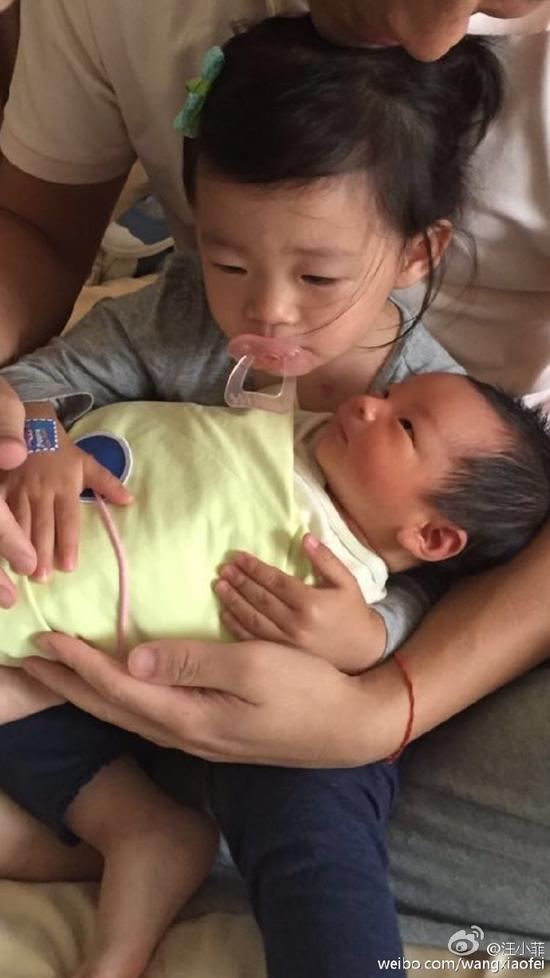小玥儿抱弟弟