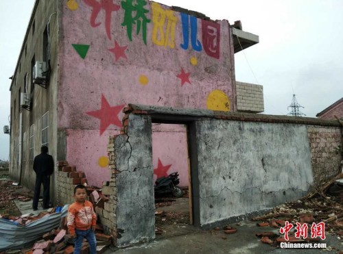 6月23日15时前后，江苏省盐城市阜宁、射阳等地出现强雷电、短时强降雨、冰雹、雷雨大风等强对流天气，局地遭龙卷风袭击。图为6月24日，阜宁县东沟镇硕集社区计桥幼儿园，教学楼受损严重。摄影：谷华