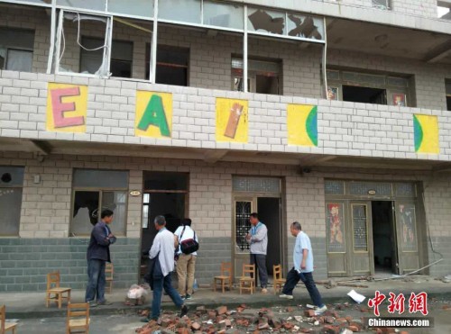 事发时6名老师用自己身体堵住教室大门，护住了班上的孩子。目前受伤的7名儿童中，5名儿童在阜宁县医院接受治疗，另2名受伤较重已被送往盐城市医院。堵门的老师均有不同程度受伤。摄影：谷华