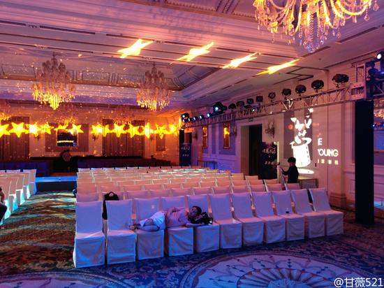 甘薇挺临盆孕肚工作，累到直接睡在椅子上