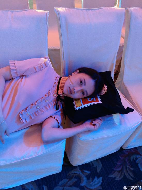 甘薇挺临盆孕肚工作，累到直接睡在椅子上