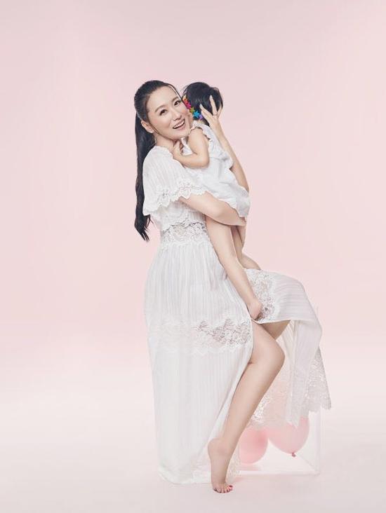 谭晶助阵母乳喂养周活动 呼吁母乳喂养