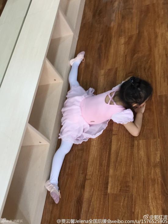 趴在地上轻松一字马