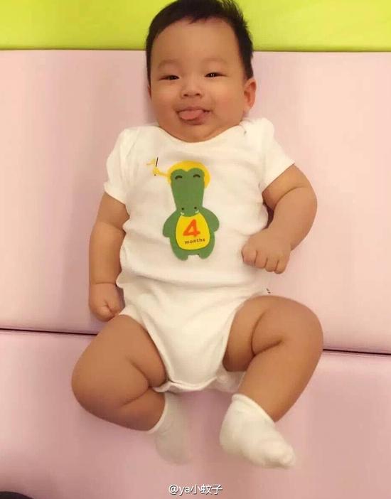 汪希箖4个月萌照