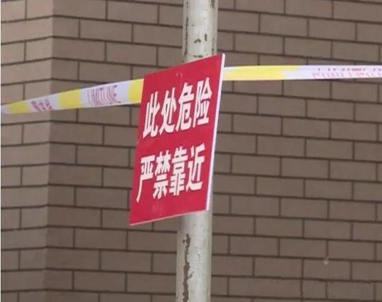 学校宿舍楼墙体裂缝挂警示牌仍留几百女生住