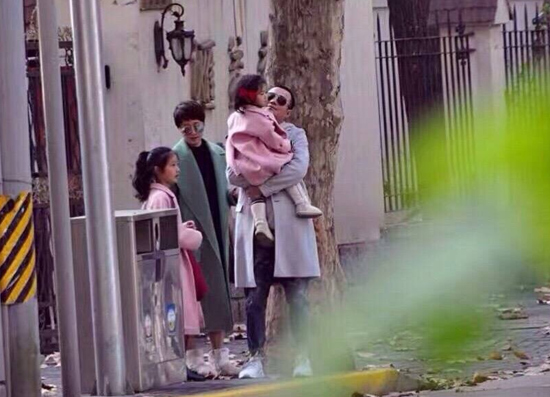 文章马伊琍一家四口逛街