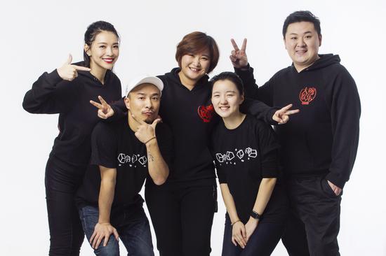 图贾玲与大碗小碗团队,左二,左四分别为小碗主理人张哲明,马筱祺,左一