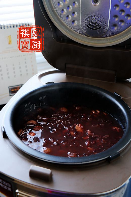制作过程tips:1,我的腊八粥秘决就是充分利用电饭煲这一夜的保温焖烧