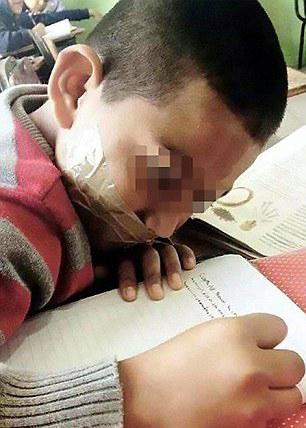 墨西哥教师用胶带封嘴惩罚说话学生