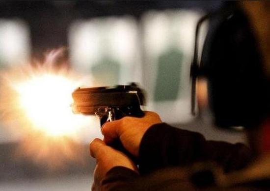 美国加州男子楼下擦枪时走火2岁女儿楼上中弹