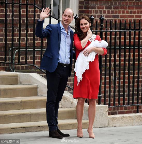 凯特王妃与威廉王子抱娃亮相三胎小王子萌照曝光