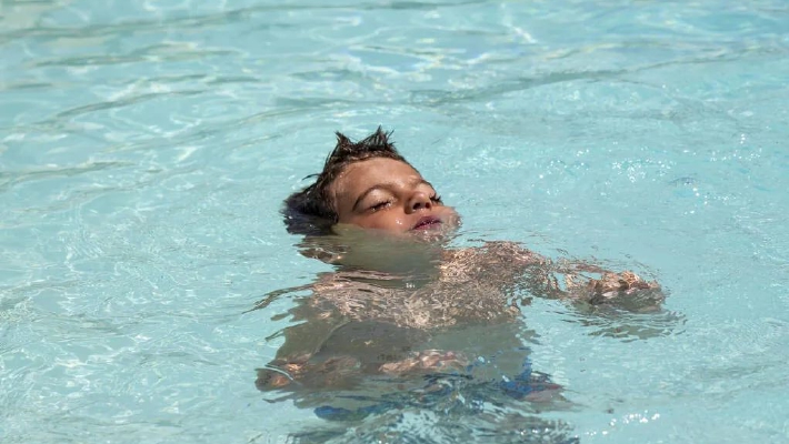 遇到有人溺水 这些施救知识应知晓